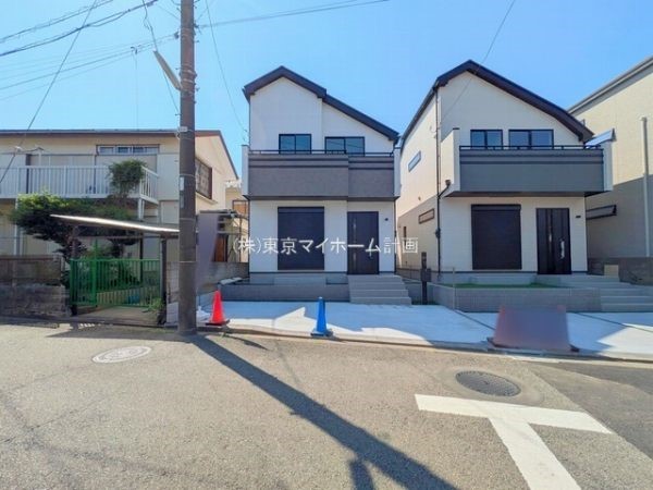 外観:前面道路含む現地外観写真