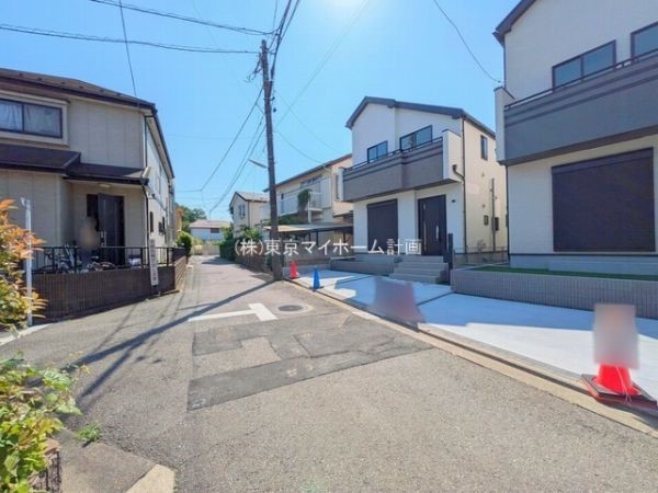 外観:前面道路含む現地外観写真