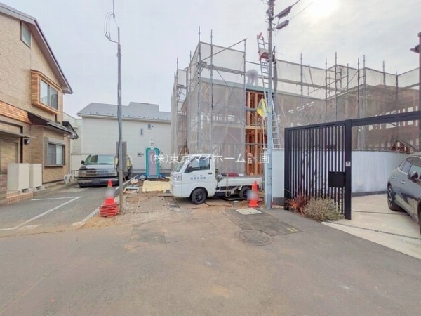 外観:前面道路含む現地外観写真（建築中）