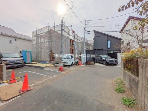 外観:前面道路含む現地外観写真（建築中）