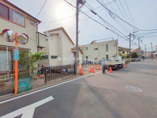 外観:前面道路含む現地外観写真