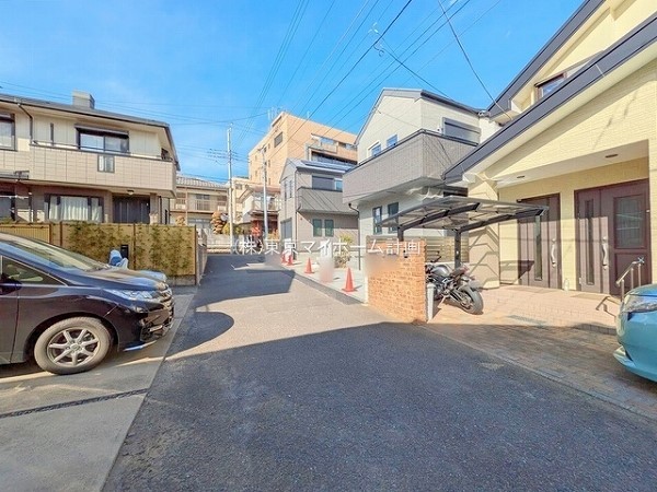 外観:前面道路含む現地外観写真