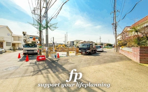 外観:前面道路含む現地外観写真（建築中）