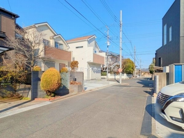 外観:前面道路含む現地外観写真