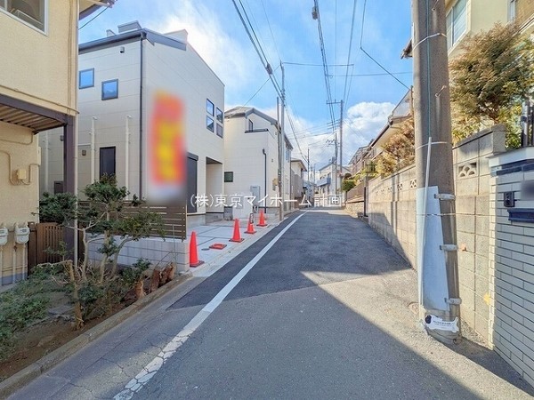 外観:前面道路含む現地外観写真