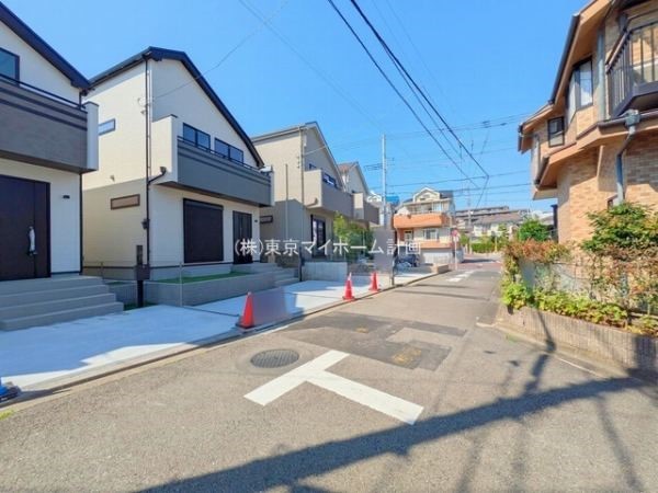 外観:前面道路含む現地外観写真