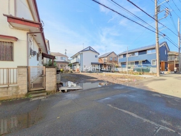 外観:前面道路含む現地土地写真