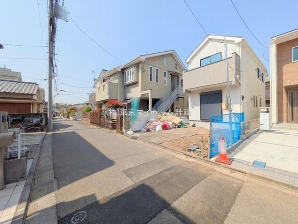 外観:前面道路含む現地外観写真