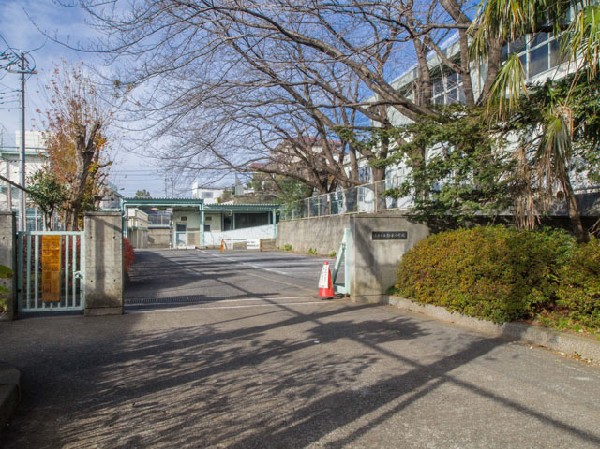 周辺環境:小平市立鈴木小学校(よく考え、やさしく、元気な鈴木の子という教育目標を掲げた小学校です。)
