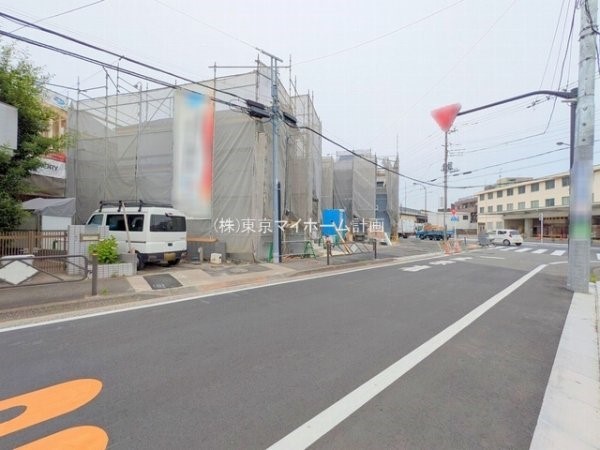 外観:前面道路含む現地外観写真（建築中）
