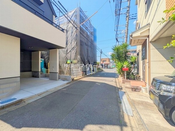 外観:前面道路含む現地外観写真（建築中）