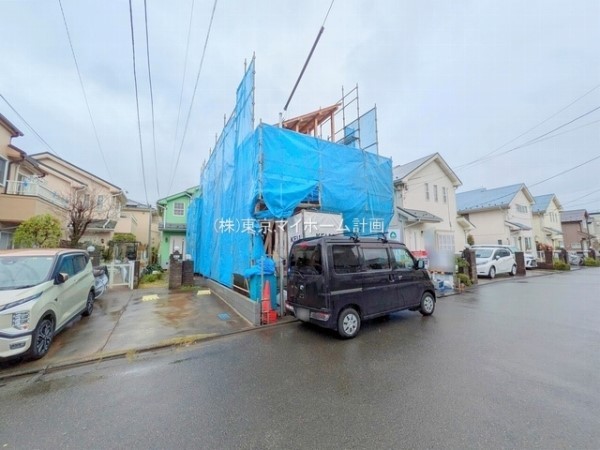 外観:前面道路含む現地外観写真(建築中)