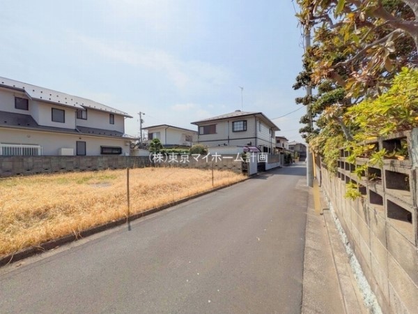 外観:前面道路含む現地土地写真