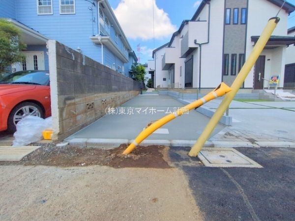 外観:前面道路含む現地外観写真
