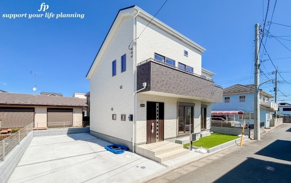 外観:前面道路含む現地外観写真