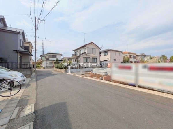 外観:前面道路含む現地外観写真（建築中）