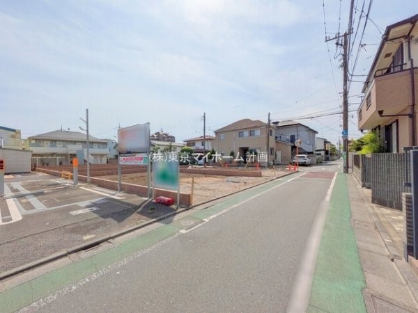 外観:前面道路含む現地土地写真