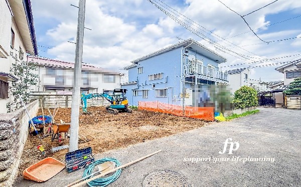 外観:前面道路含む現地土地写真