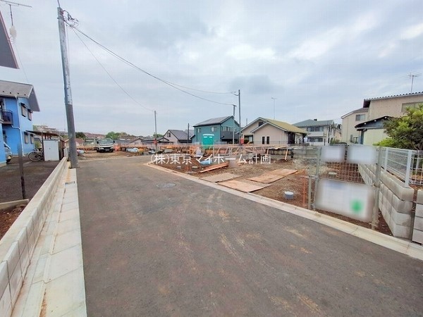 外観:前面道路含む現地外観写真（建築中）
