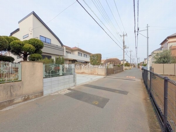 外観:前面道路含む現地外観写真