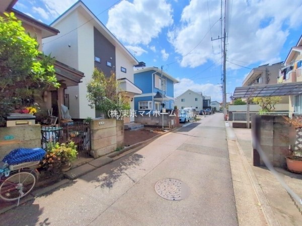 外観:前面道路含む現地外観写真