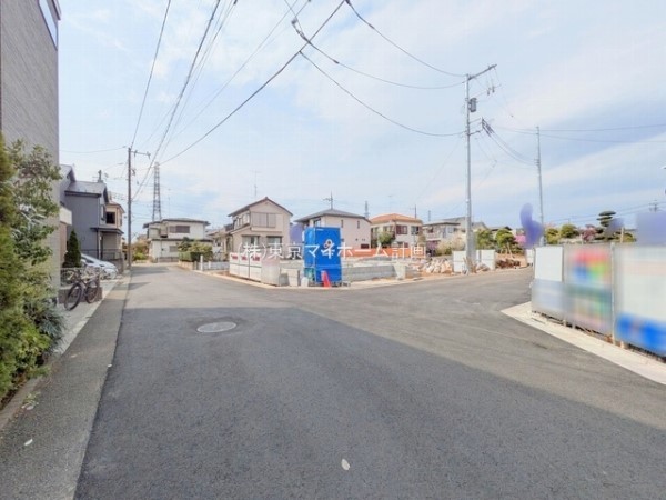 外観:前面道路含む現地外観写真（建築中）