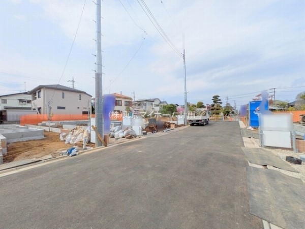 外観:前面道路含む現地外観写真（建築中）