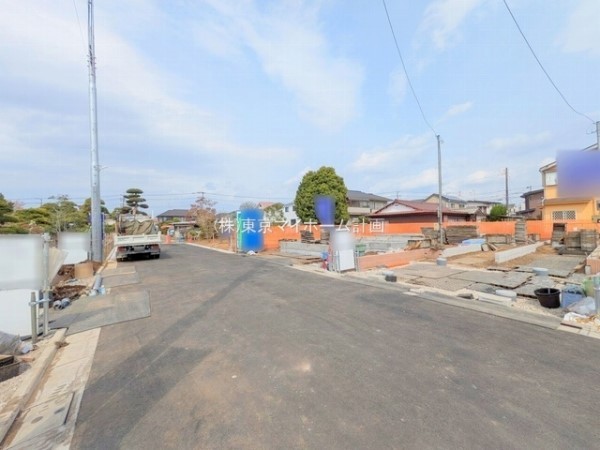外観:前面道路含む現地外観写真（建築中）