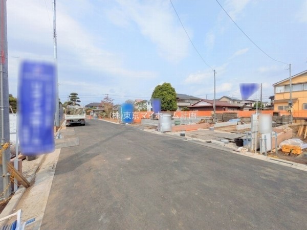 外観:前面道路含む現地外観写真（建築中）