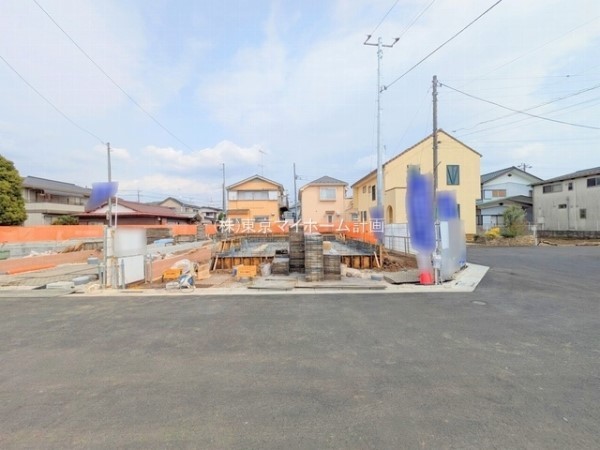 外観:前面道路含む現地外観写真（建築中）
