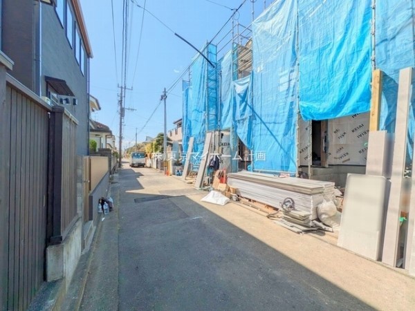 外観:前面道路含む現地外観写真（建築中）
