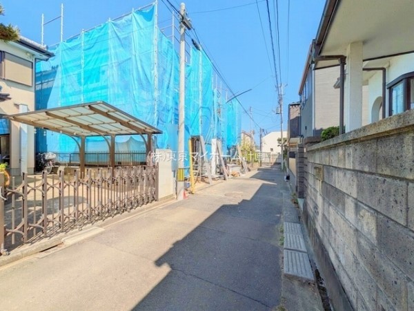 外観:前面道路含む現地外観写真（建築中）