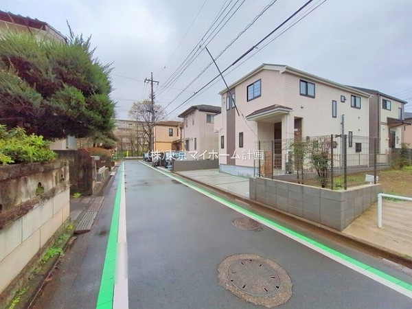 外観:前面道路含む現地外観写真