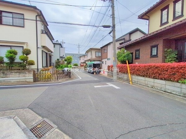 外観:前面道路含む現地外観写真