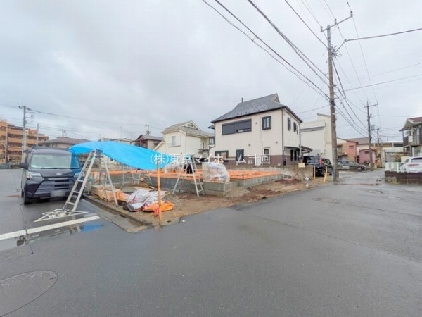 外観:前面道路含む現地外観写真（建築中）