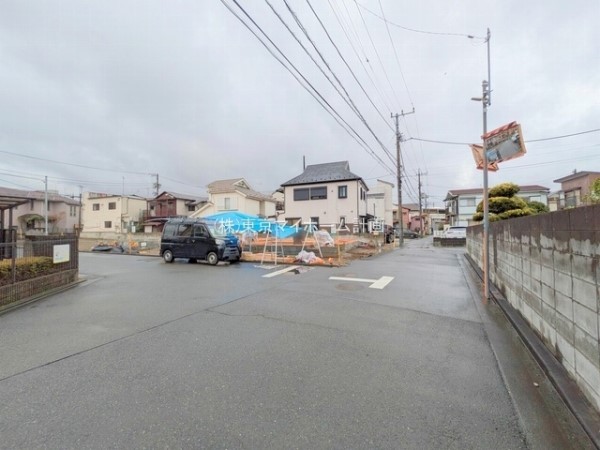 外観:前面道路含む現地外観写真（建築中）
