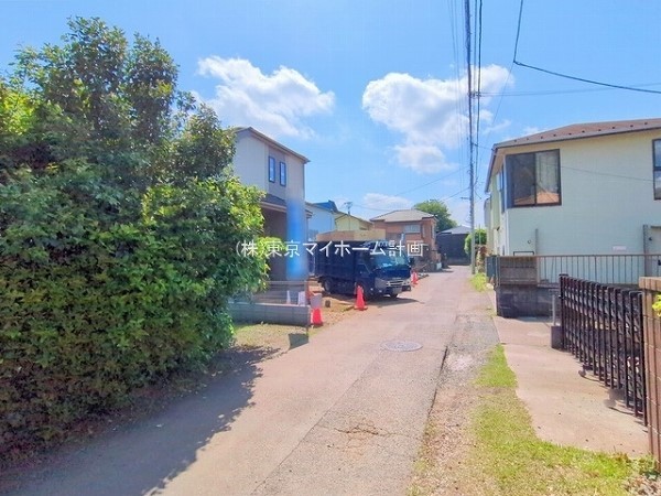 外観:前面道路含む現地外観写真