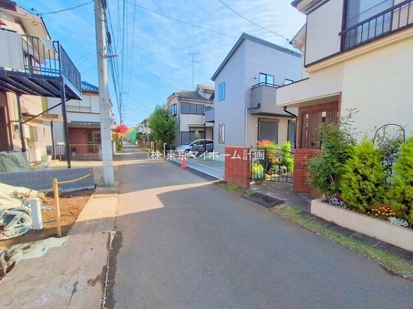 外観:前面道路含む現地外観写真