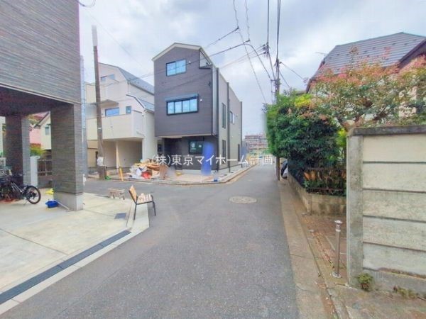外観:前面道路含む現地外観写真