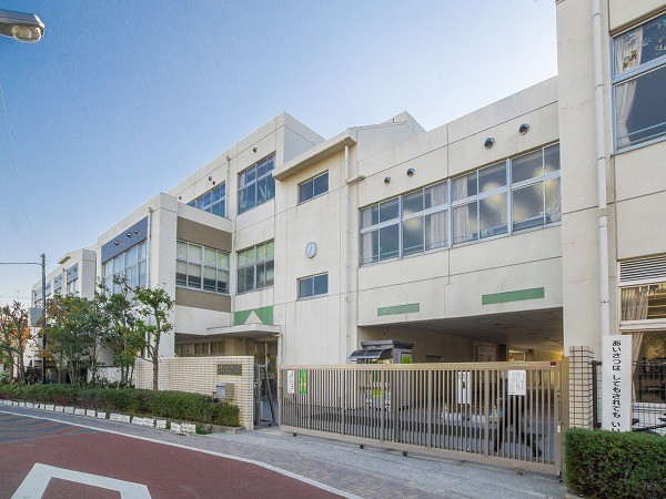 周辺環境:三鷹市立高山小学校