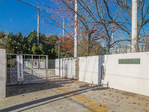 周辺環境:三鷹市立第三中学校