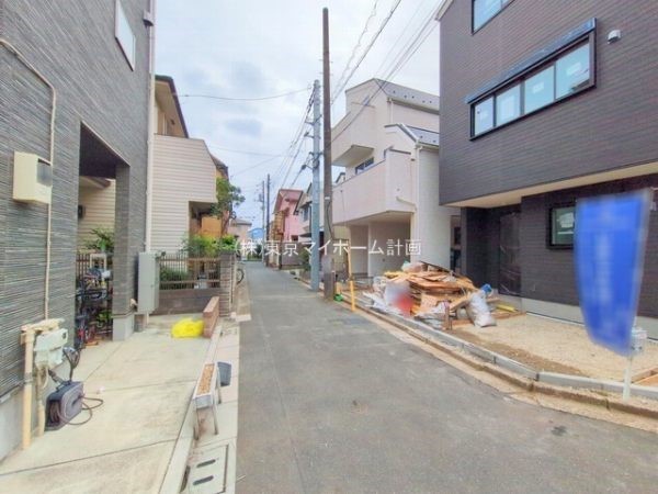 外観:前面道路含む現地外観写真