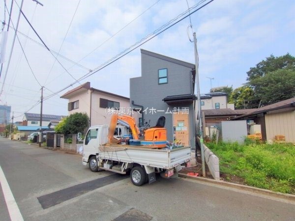 外観:前面道路含む現地外観写真