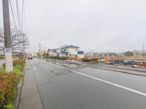 外観:前面道路含む現地外観写真（建築中）