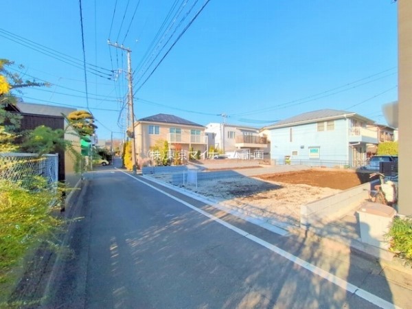 外観:前面道路含む現地土地写真