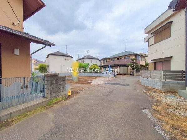 外観:前面道路含む現地土地写真