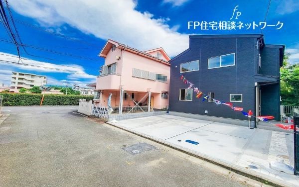 外観:前面道路含む現地外観写真