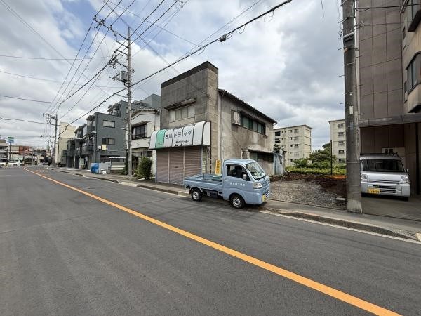 外観:前面道路含む現地写真