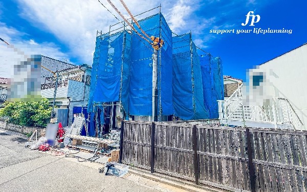 外観:前面道路含む現地外観写真（建築中）