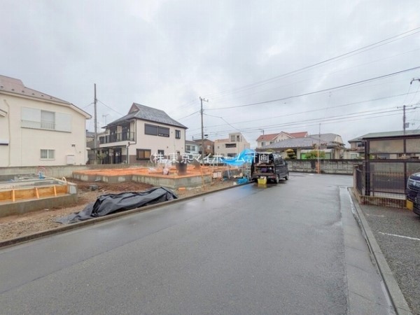 外観:前面道路含む現地外観写真（建築中）